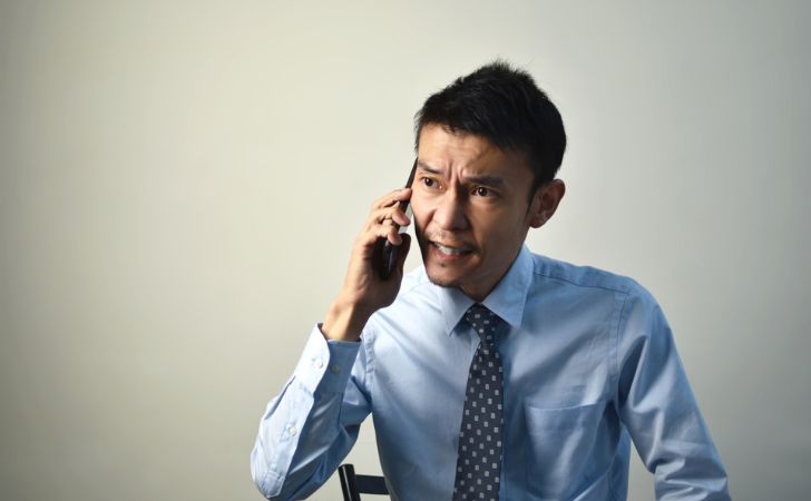 クレアスライフは営業電話をうける男性イメージ